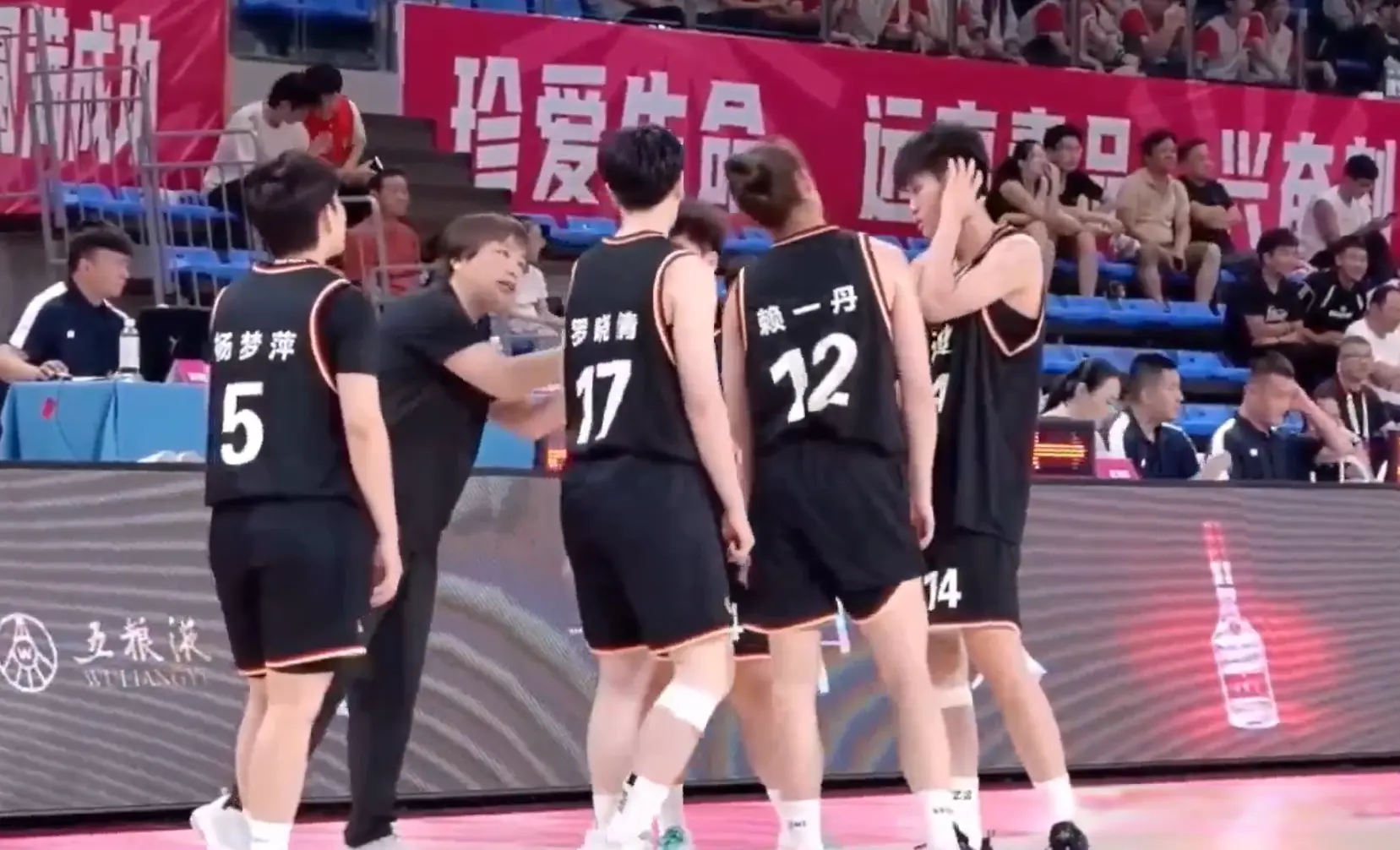 然是惨败了, 在人手严重, 星球员